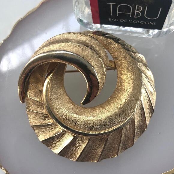 Vintage Jewelry - Vintage Gold Tone Metal Coro Plum Feather Brooch Pin